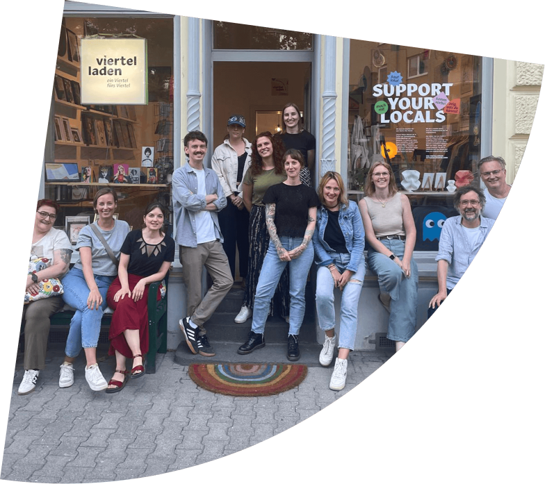 Gruppenfoto der engagierten Mitglieder des Viertelladen Freundeskreis e.V. vor dem Geschäft in Düsseldorf-Unterbilk